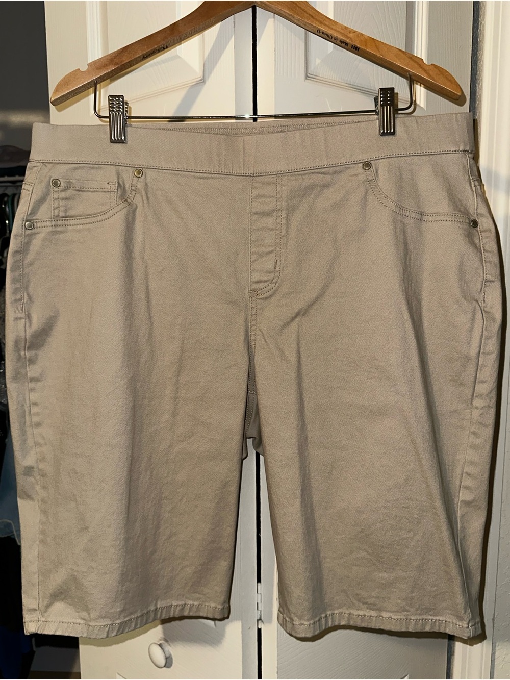 Classic Beige Knee-Length Bermuda Stretch Shorts